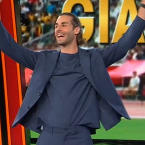 Tu Si Que Vales Teo Mammucari Si Cimenta Con I Tappeti Elastici Il Risultato E Tutto Da Ridere