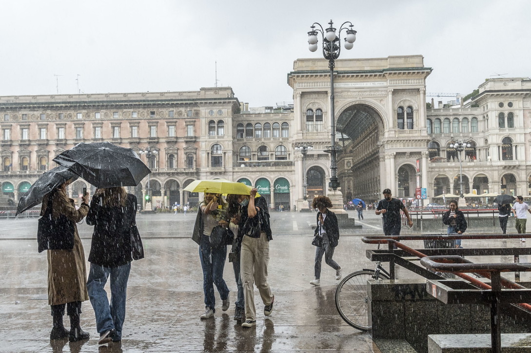 Milano, forte temporale in centro: turisti in fuga