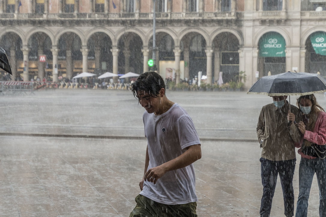 Milano, forte temporale in centro: turisti in fuga