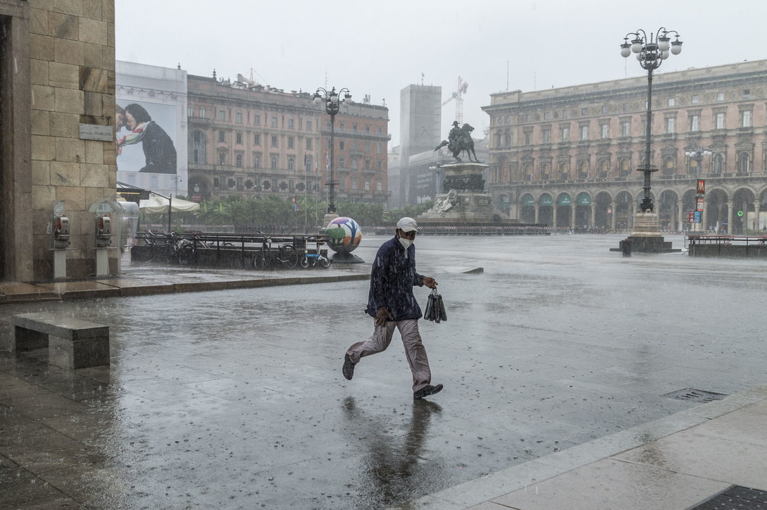 Milano, forte temporale in centro: turisti in fuga