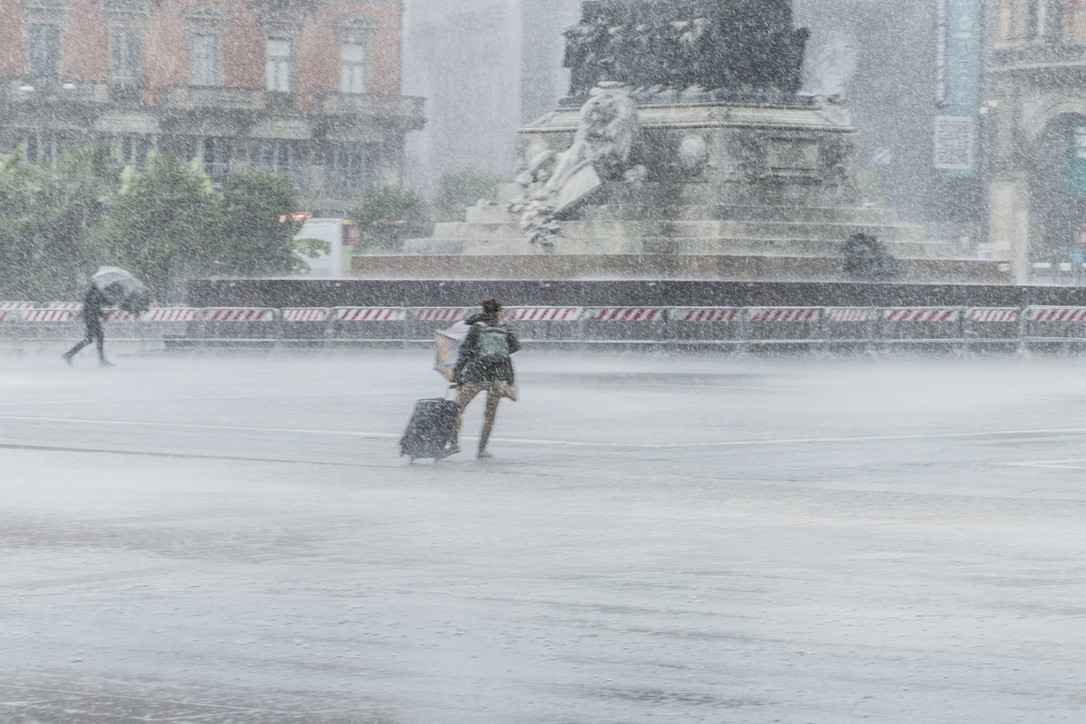 Milano, forte temporale in centro: turisti in fuga