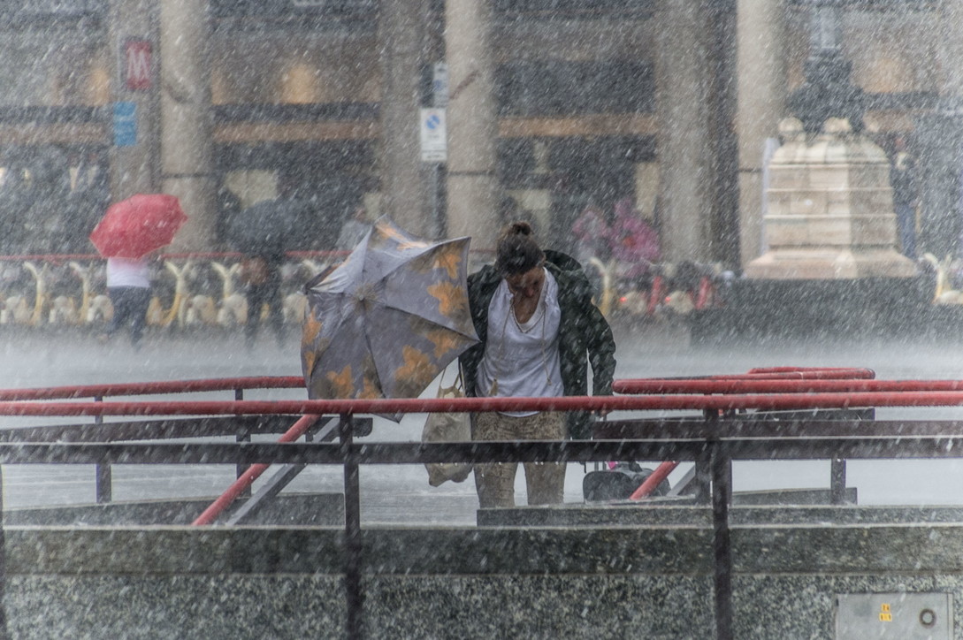 Milano, forte temporale in centro: turisti in fuga