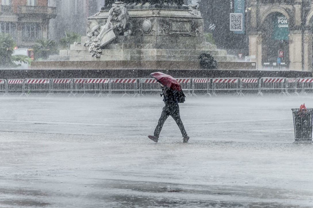 Milano, forte temporale in centro: turisti in fuga