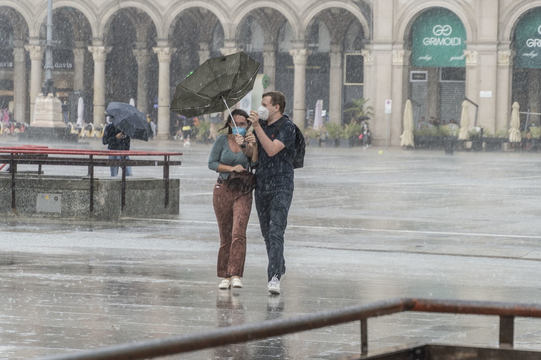 Milano, forte temporale in centro: turisti in fuga