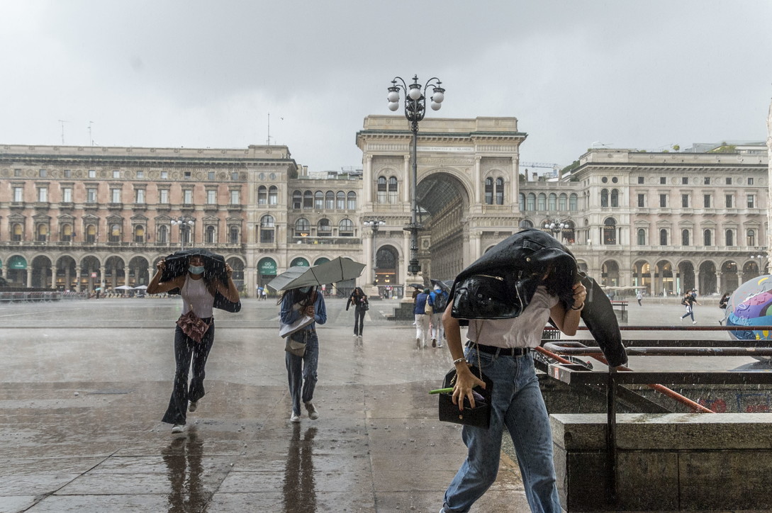 Milano, forte temporale in centro: turisti in fuga