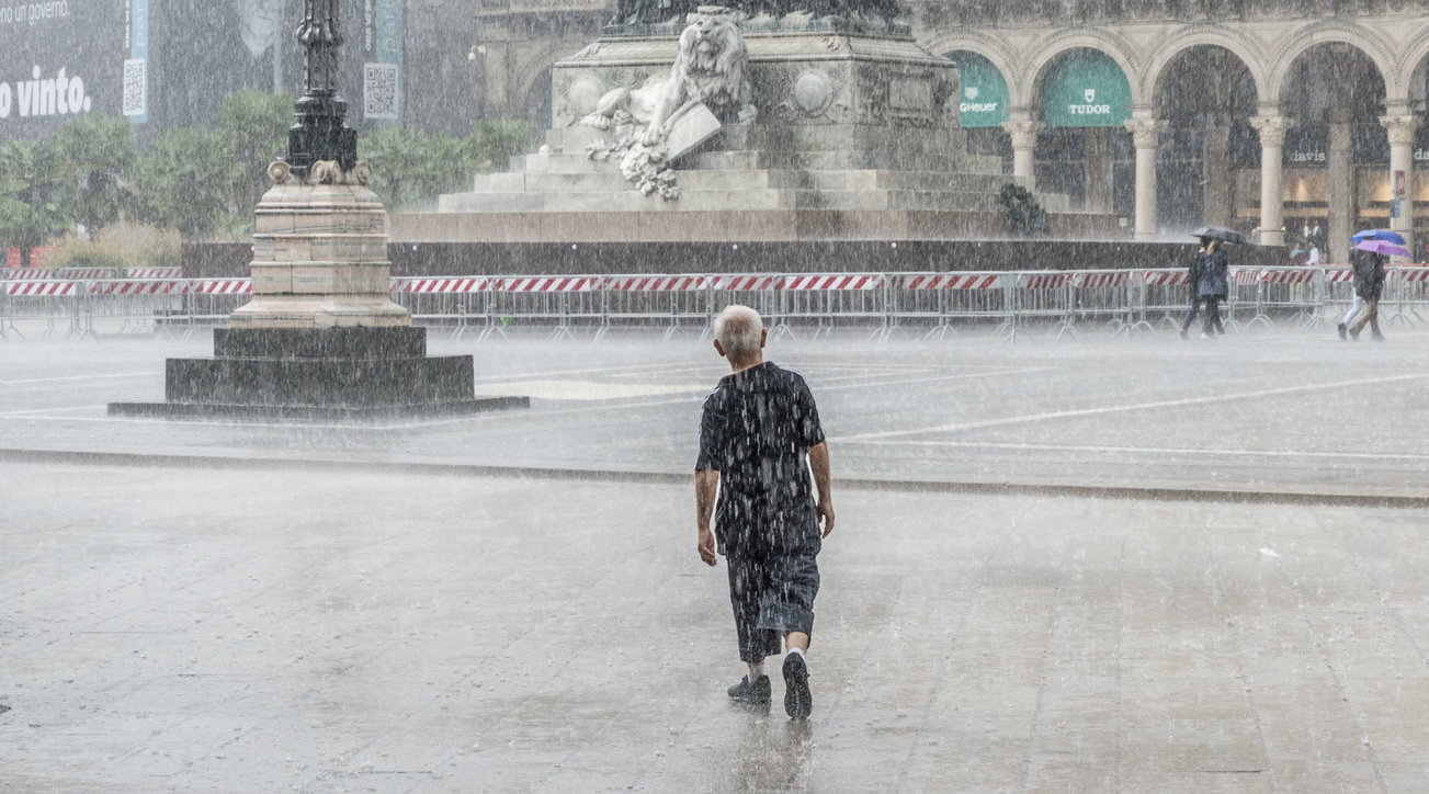 Milano, forte temporale in centro: turisti in fuga