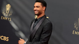 Emmy 2021,&nbsp;Reg&eacute;-Jean Page: come ha battuto tutti in fatto di stile