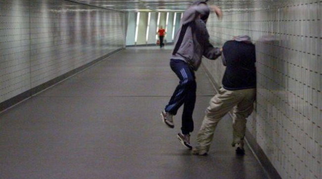 bullismo bulli baby gang violenza minori picchiato botte pestaggio pugni calci