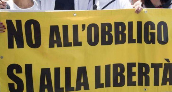 Vaccini corteo protesta No Vax Roma