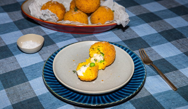 Crocchettine di riso con erbette, pisellini e Gorgonzola DOP dolce