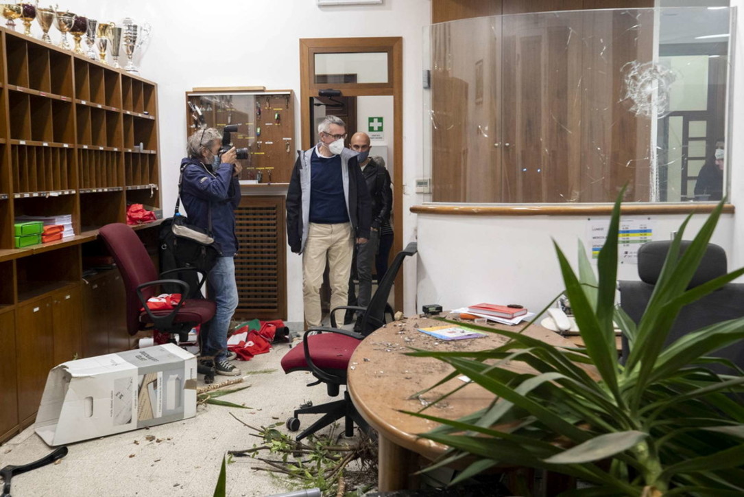 Proteste Green pass, assaltata la sede della Cgil a Roma