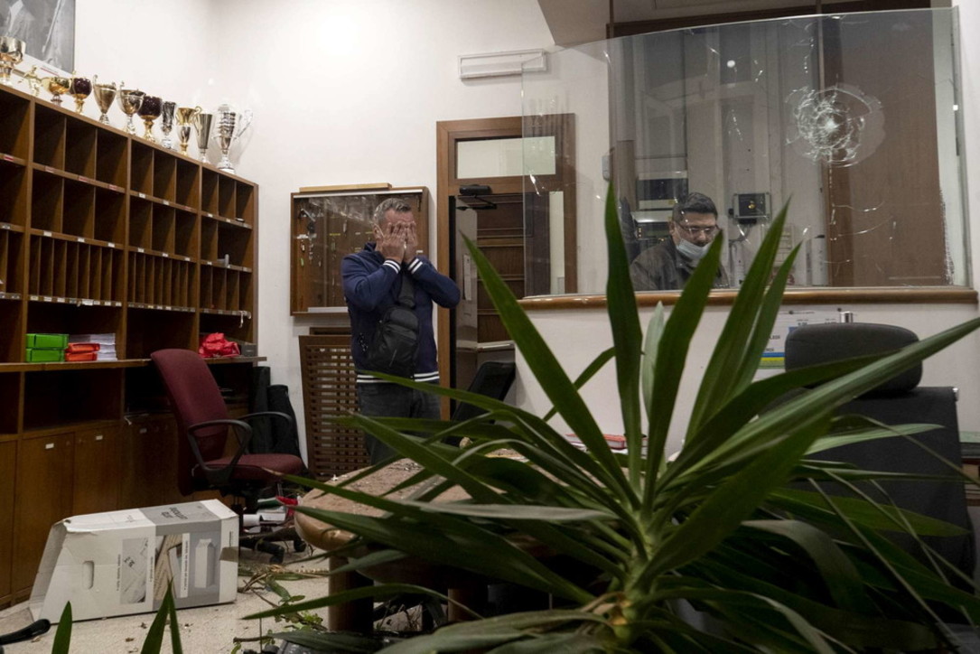 Proteste Green pass, assaltata la sede della Cgil a Roma