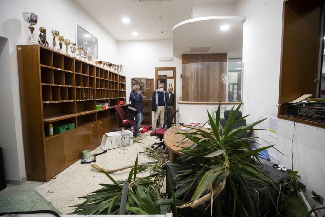 Proteste Green pass, assaltata la sede della Cgil a Roma