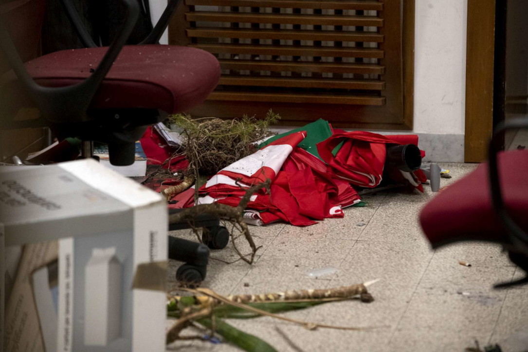Proteste Green pass, assaltata la sede della Cgil a Roma