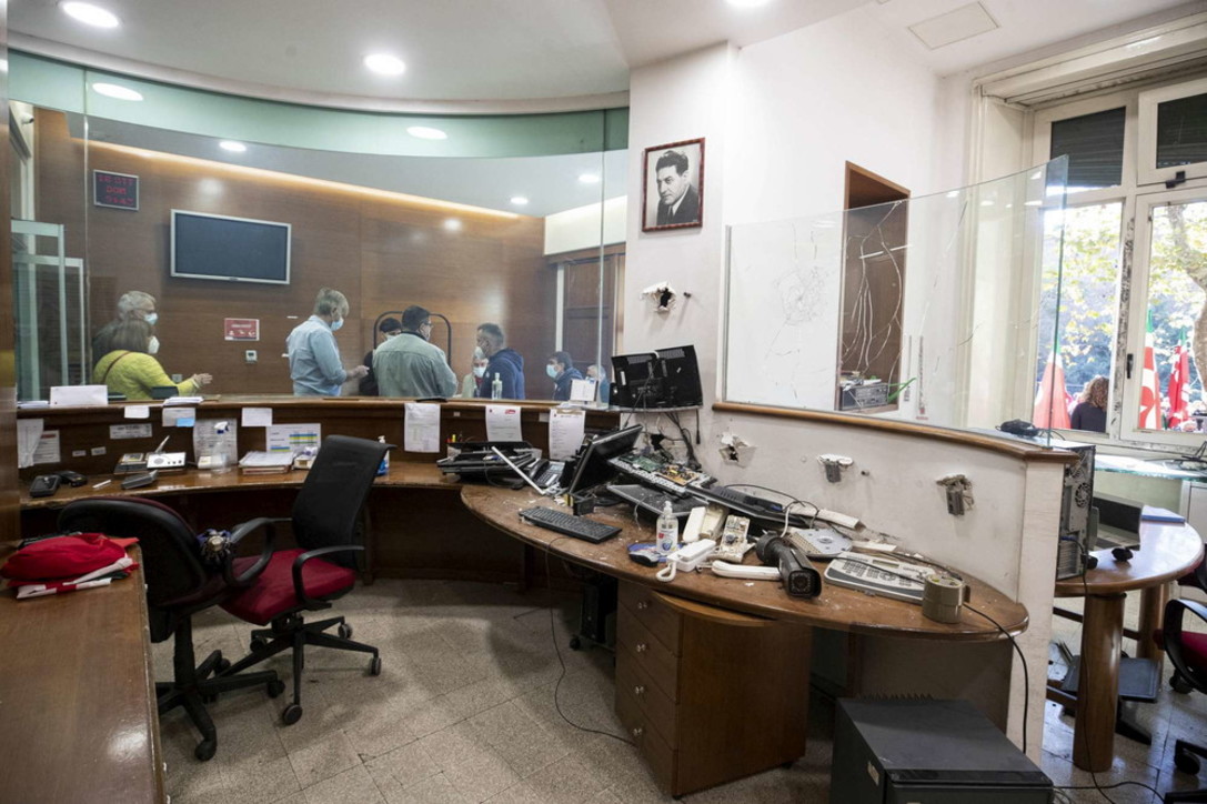 Proteste Green pass, assaltata la sede della Cgil a Roma