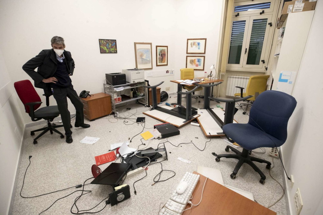 Proteste Green pass, assaltata la sede della Cgil a Roma