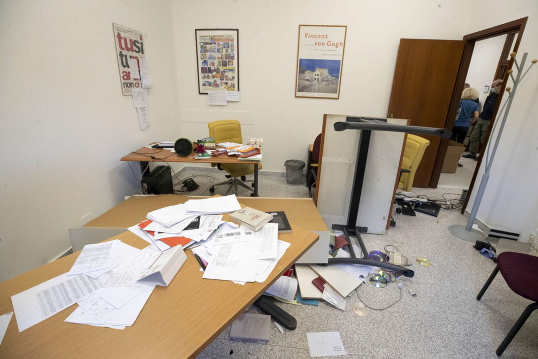 Proteste Green pass, assaltata la sede della Cgil a Roma