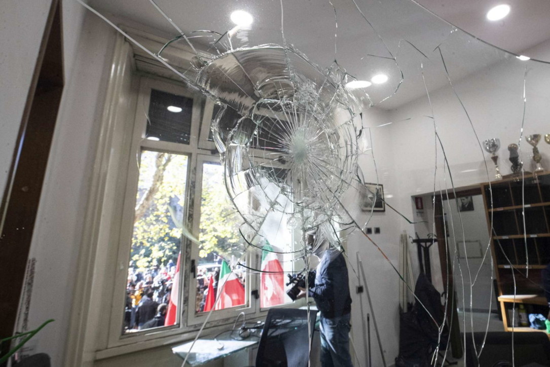 Proteste Green pass, assaltata la sede della Cgil a Roma