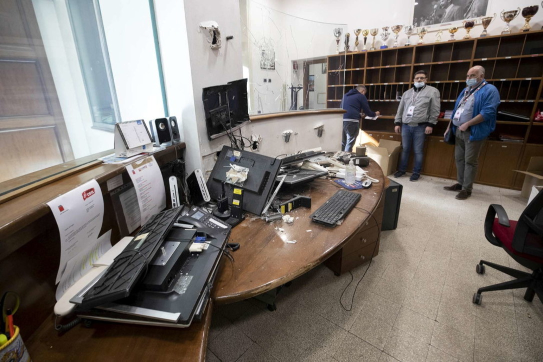 Proteste Green pass, assaltata la sede della Cgil a Roma