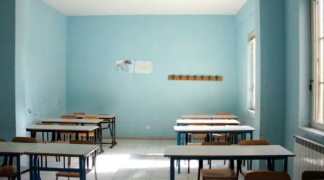 scuola generica, banchi, classe