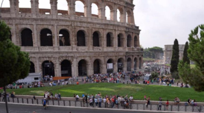 turisti colosseo