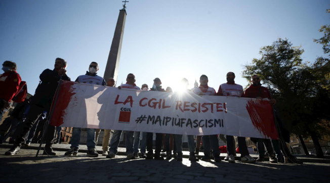 Cgil, oltre centomila in piazza a Roma con i sindacati dopo l'assalto No Pass