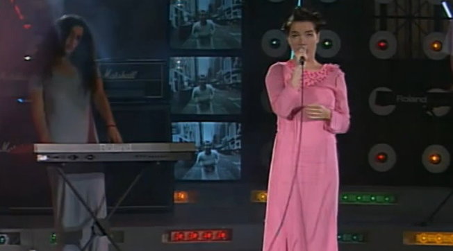 Björk infiamma il "Festivalbar" con "Big Time Sensuality"