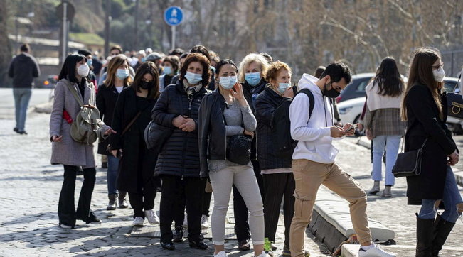 covid mascherine assembramenti folla gente mercato ristoranti