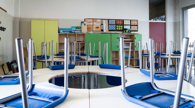 scuole chiuse scuola banchi generica
