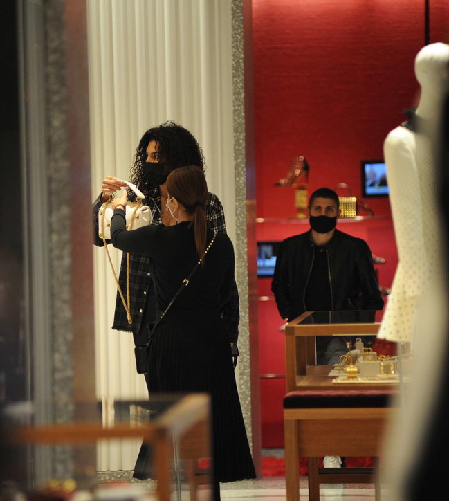 Marco Verratti e Federico Balzaretti fanno shopping a Milano con le mogli
