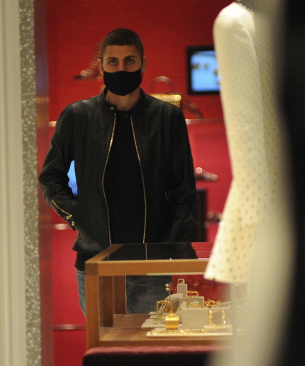 Marco Verratti e Federico Balzaretti fanno shopping a Milano con le mogli