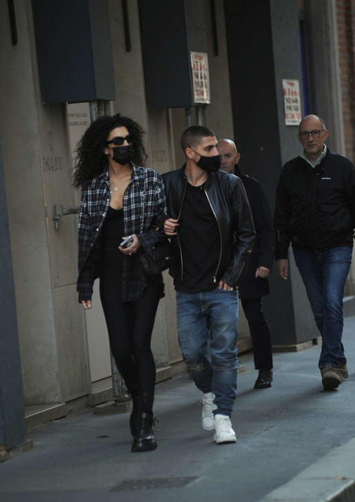 Marco Verratti e Federico Balzaretti fanno shopping a Milano con le mogli