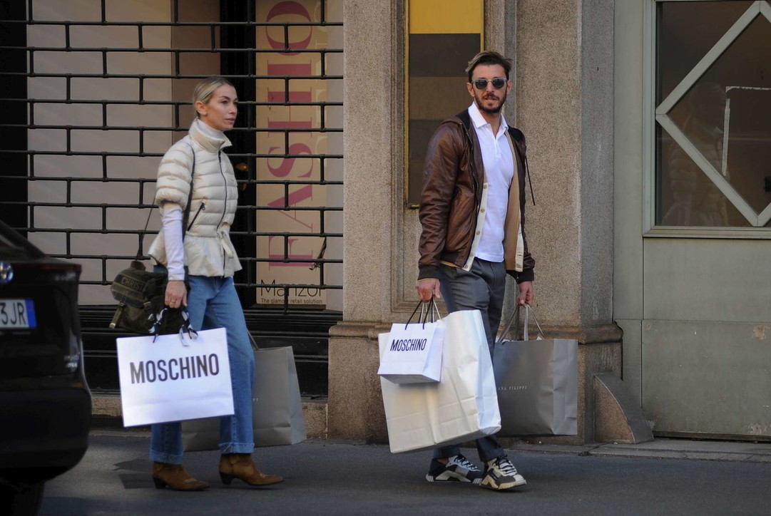 Marco Verratti e Federico Balzaretti fanno shopping a Milano con le mogli