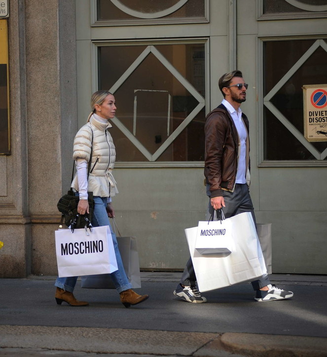 Marco Verratti e Federico Balzaretti fanno shopping a Milano con le mogli