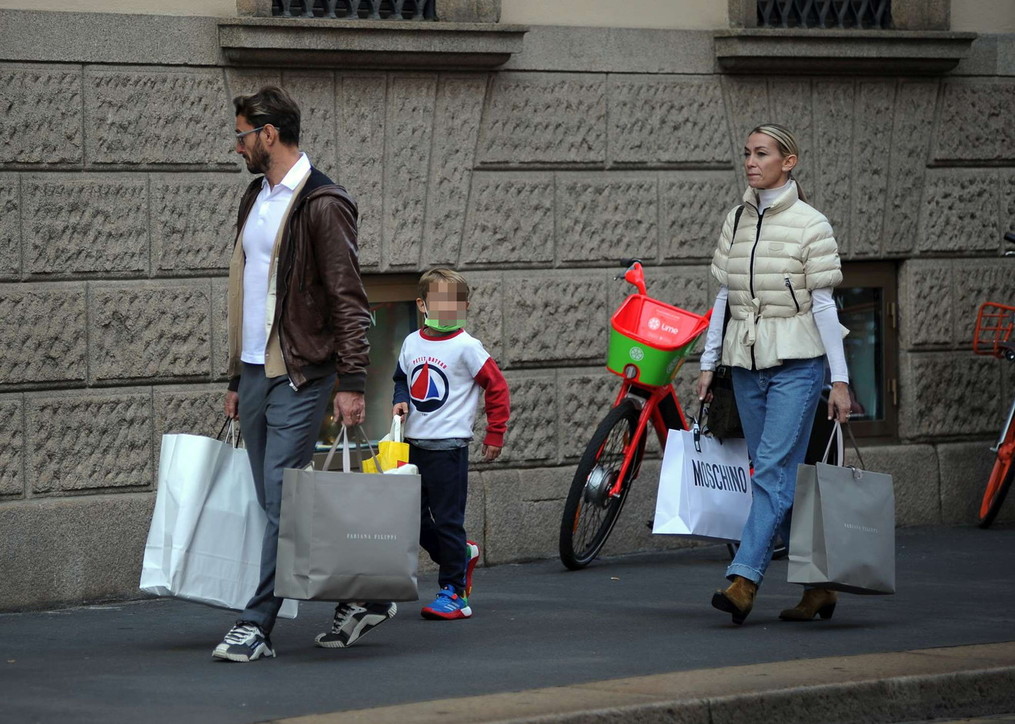 Marco Verratti e Federico Balzaretti fanno shopping a Milano con le mogli