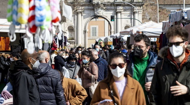 covid mascherine assembramenti folla gente mercato ristoranti