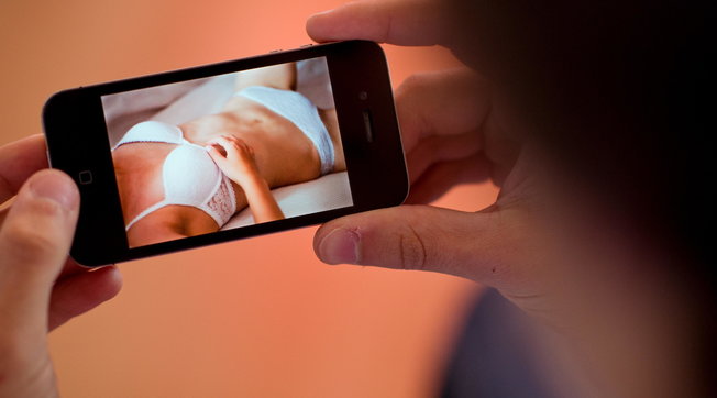 sesso online web internet porn porno revenge porn luci rosse telefonino smartphone telefonini