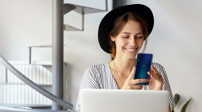 ragazza, telefonino, smartphone