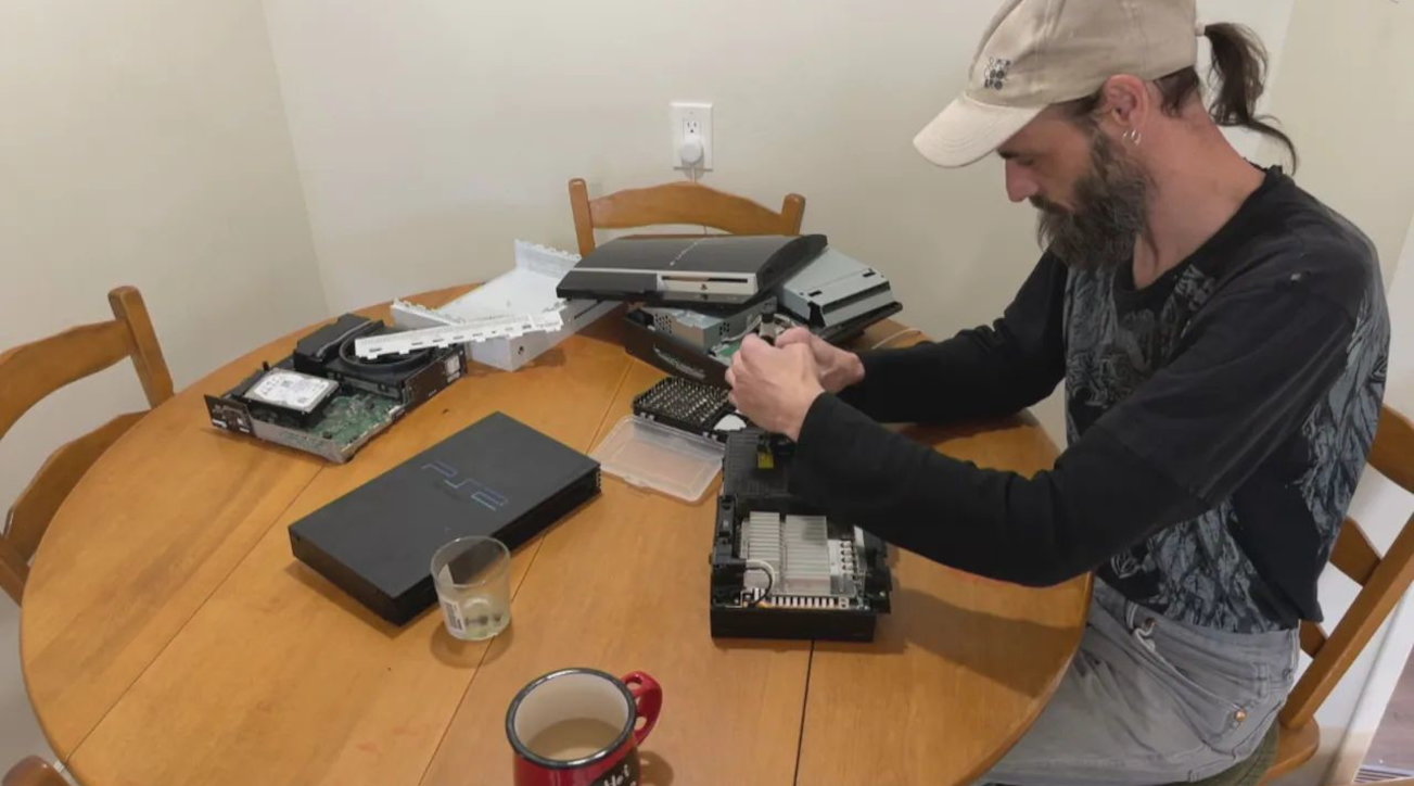 The man fixes old consoles and turns them into gifts for families in need