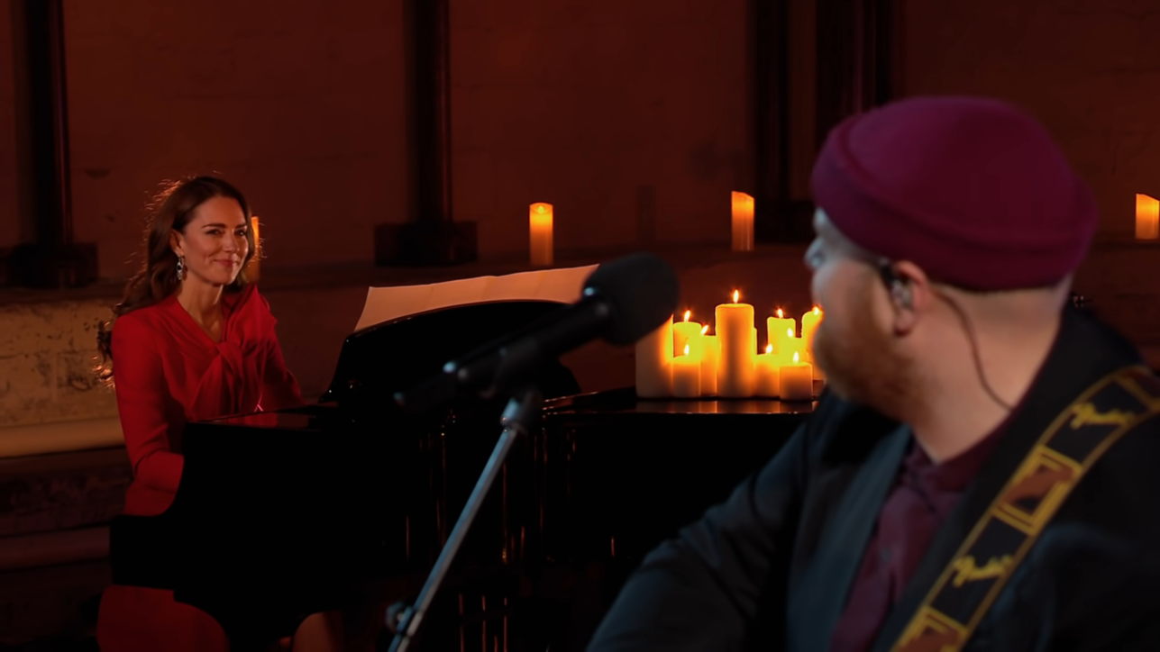 Kate Middleton per la prima volta suona il piano in pubblico per