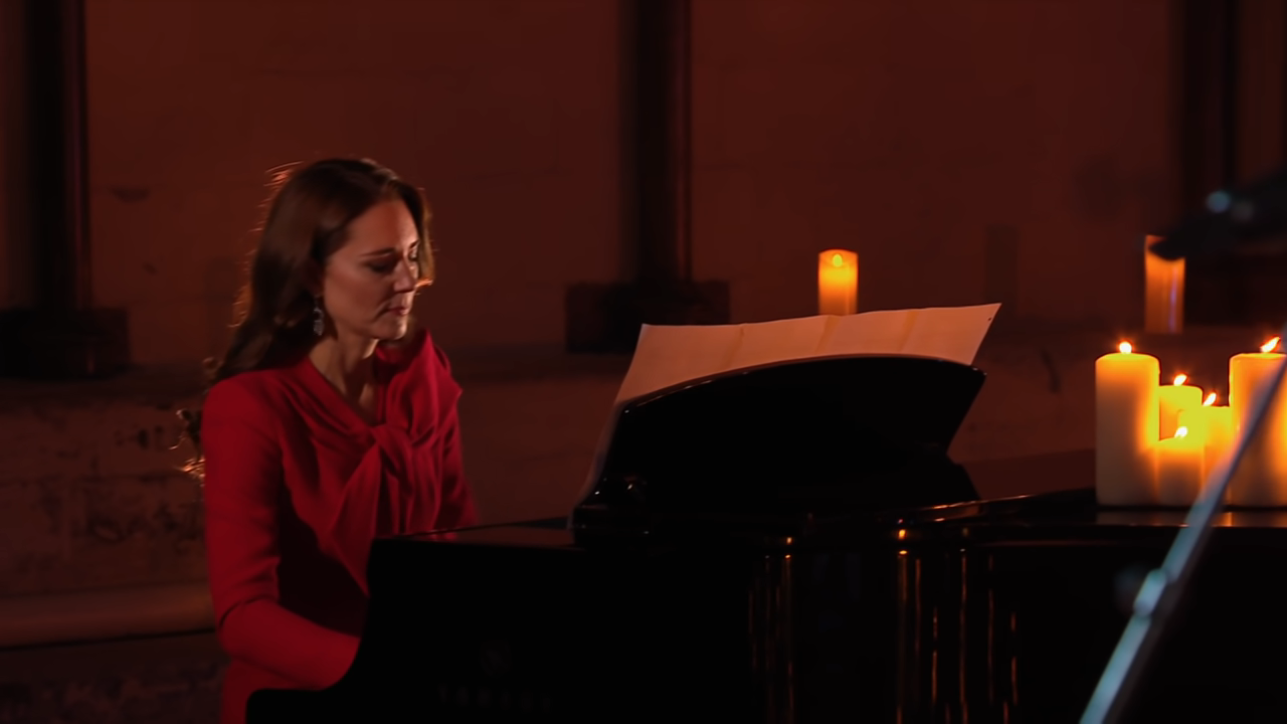 Kate Middleton per la prima volta suona il piano in pubblico per
