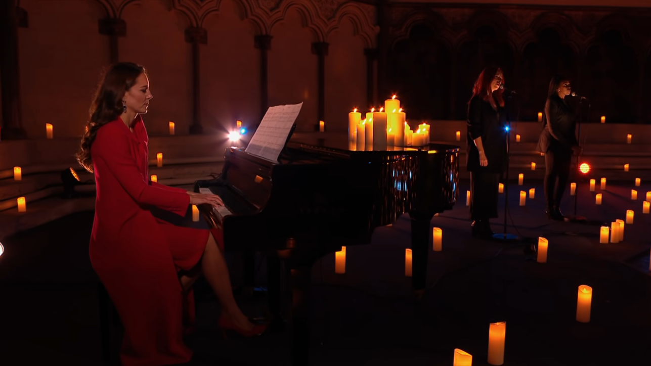 Kate Middleton suona il piano in tv e i sudditi si emozionano