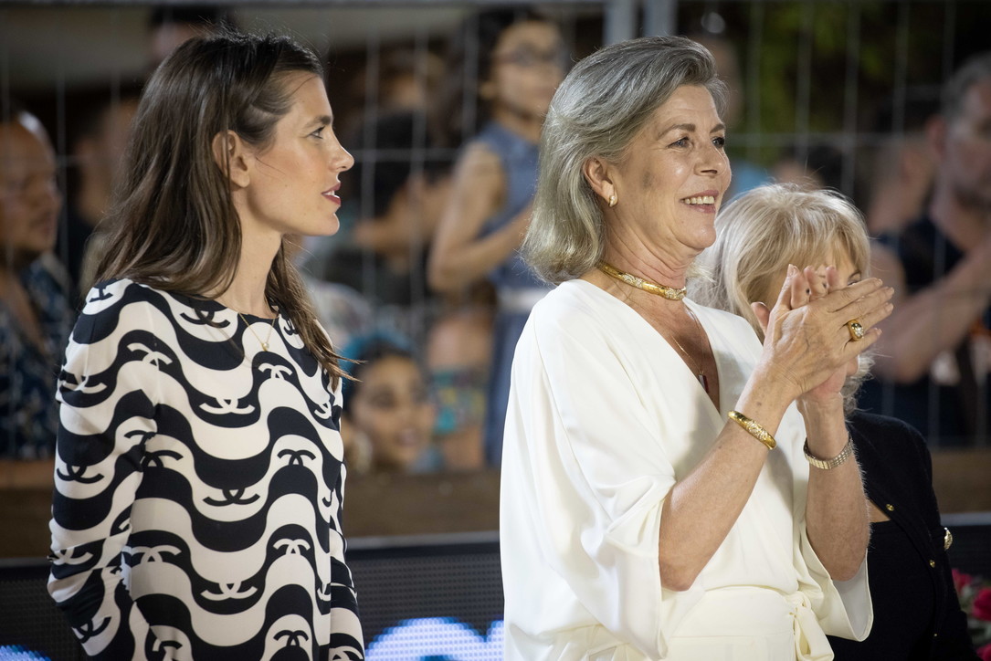 Carolina di Monaco principessa delle nevi con figli e nipoti Carolina di Monaco principessa delle nevi con figli e nipoti
