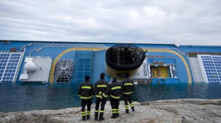 Concordia, le foto della nave in bilico