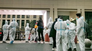 Cina, studenti a scuola con le tute anti-Covid | Foto