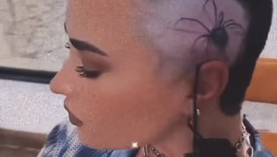 Demi Lovato riappare dopo il rehab con la testa rasata e un ragno gigante tatuato