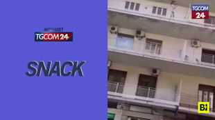 Catania, donna nuda lancia oggetti dal balcone: paura in strada