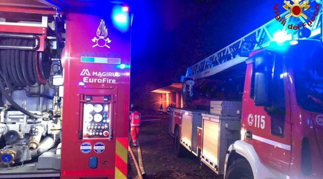 incendio rogo rifiuti Varedo Brianza