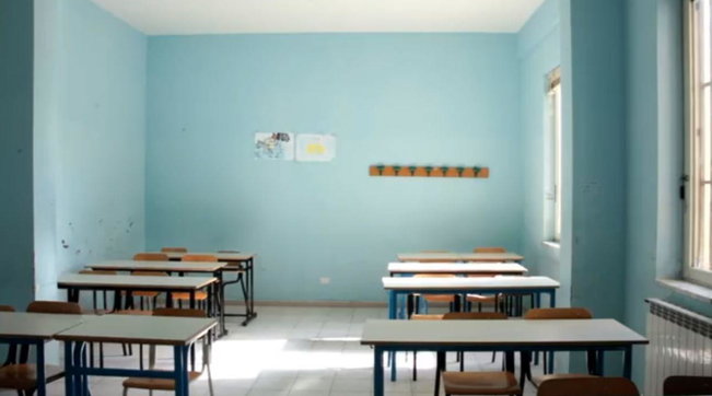 scuola generica, banchi, classe