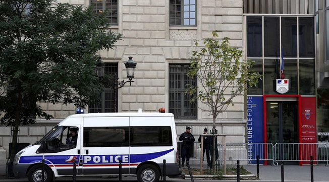 parigi polizia francia accoltellamento agenti